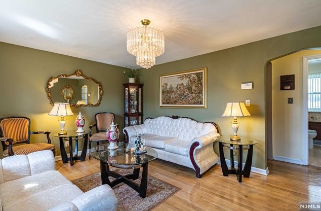 109 Lincoln Ave, Elmwood Park, NJ 07407-1618