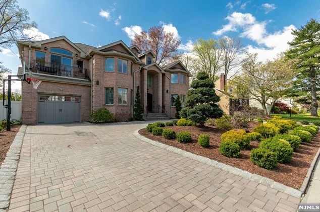 76 Leswing Ave, Saddle Brook, NJ 07663-5203