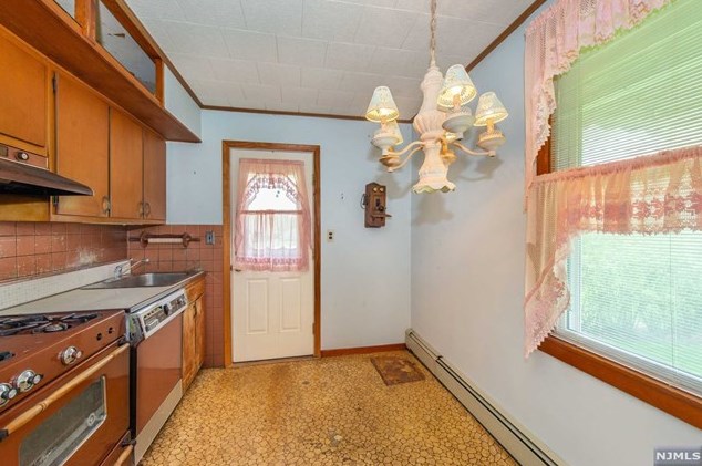 10 Van Wagoner Ave, Clifton, NJ 07013-1528