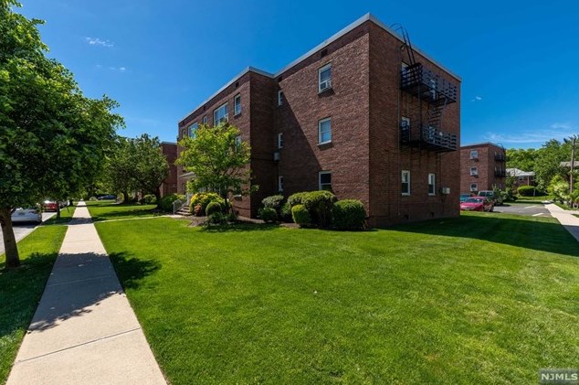 135 Hobart Ave, Rutherford NJ 07070-1321 exterior