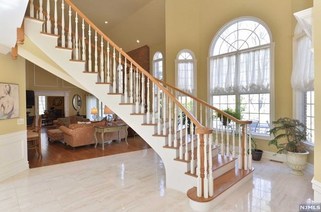 18 Burning Hollow Rd, Upper Saddle River, NJ 07458