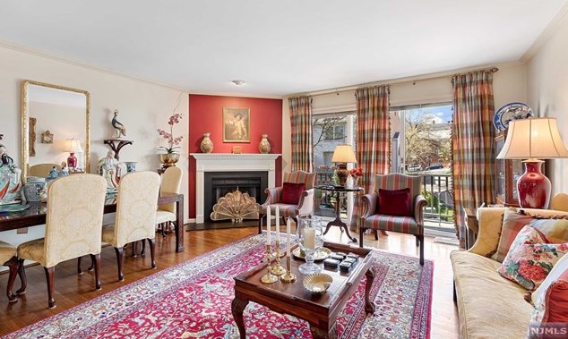 146 Panorama Dr, Edgewater, NJ 07020