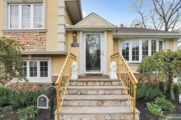 201 Porter Ave, Bergenfield, NJ 07621-2525