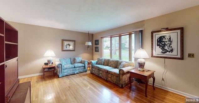 10 Lockwood Ln, Closter, NJ 07624