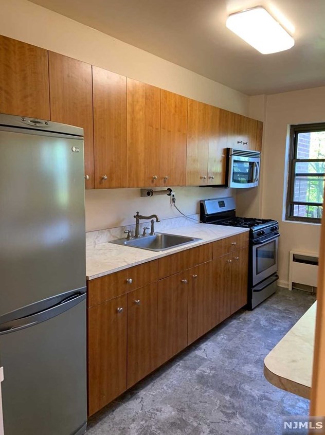 3050 Edwin Ave, West Fort Lee NJ 07024-3661 exterior