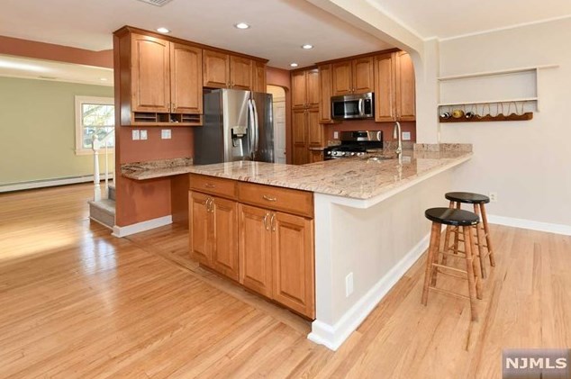 75 Oldis St, Rochelle Park, NJ 07662