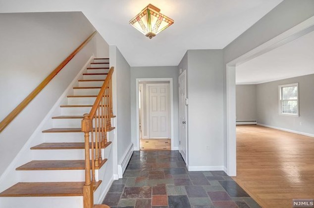 27 Heather Ln, Mahwah, NJ 07430