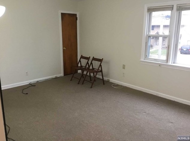 178 Graphic Blvd, Bergenfield NJ  07621-1551 exterior