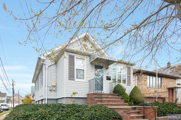 123 Forest Ave, Lyndhurst, NJ 07071-2310