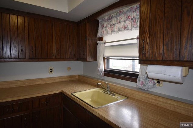 183 Molnar Dr #flr 1, Elmwood Park, NJ 07407