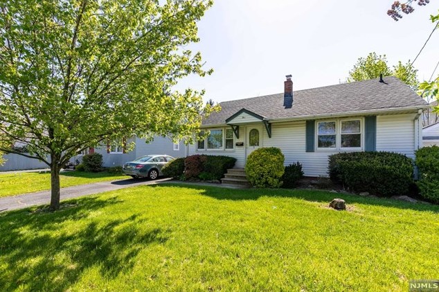 5 Robert Ct, Lodi, NJ 07644-3504