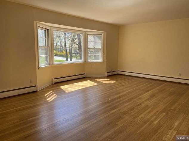 131 Manito Ave, Oakland, NJ 07436