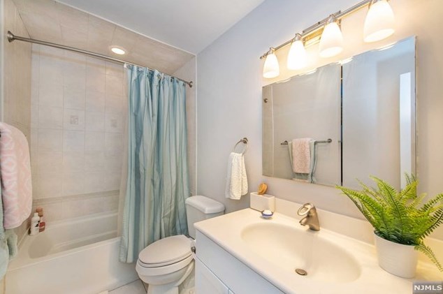 269 Sunset Ky, Secaucus NJ  07094-2213 exterior