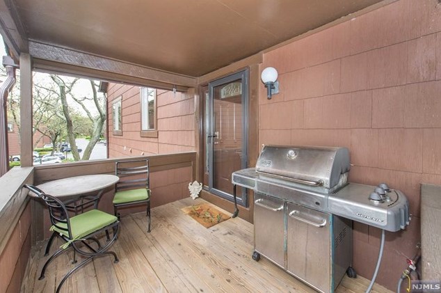 269 Sunset Ky, Secaucus NJ  07094-2213 exterior