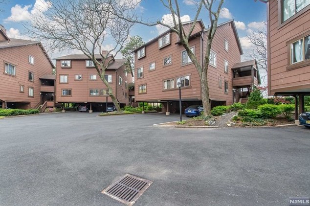 269 Sunset Ky, Secaucus NJ  07094-2213 exterior