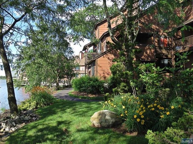 269 Sunset Ky, Secaucus NJ  07094-2213 exterior