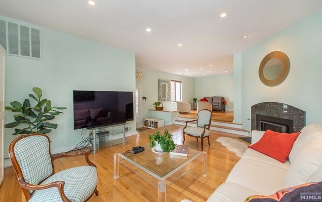 269 Sunset Ky, Secaucus NJ  07094-2213 exterior