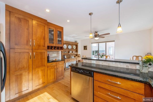 269 Sunset Ky, Secaucus NJ  07094-2213 exterior
