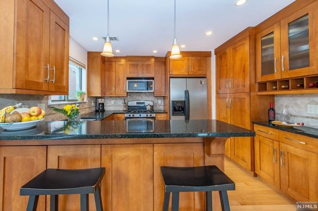 269 Sunset Ky, Secaucus NJ  07094-2213 exterior