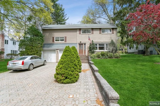 151 Downey Dr, Tenafly, NJ 07670-3005