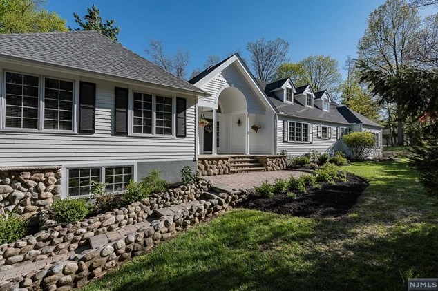 686 Highview Dr, Wyckoff, NJ 07481-1021