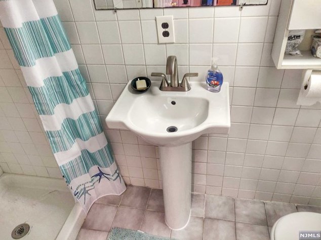 156 Oakland Ter, Newark NJ 07106-2301 exterior