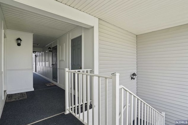 1093 Ash Dr, Mahwah, NJ 07430