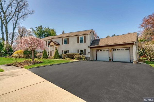 10 Meadow Ct, Midland Pk, NJ 07432-1007