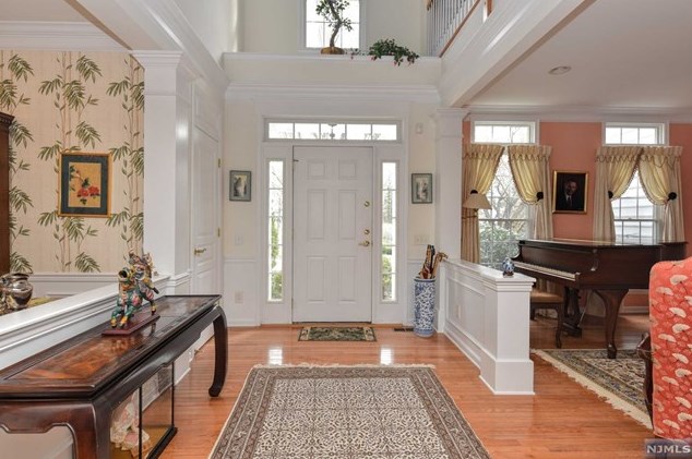 119 White Pine Ct, Paramus, NJ 07652-1341