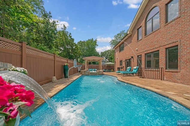 128 Bluff Rd, West Fort Lee, NJ 07024-6346