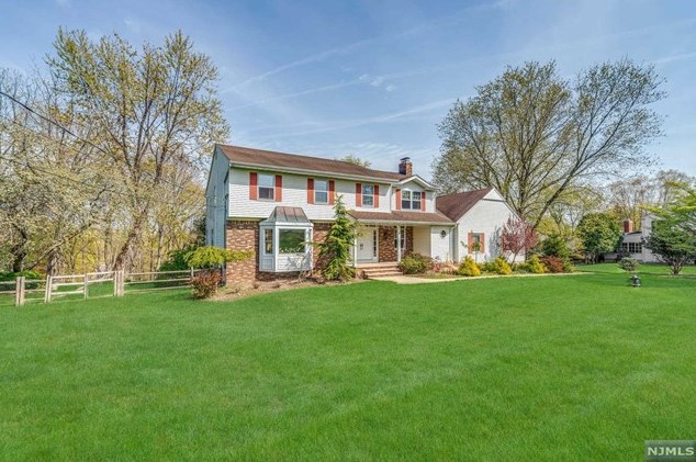 86 Carlough Rd, Upper Saddle River, NJ 07458