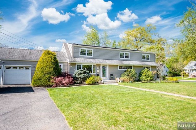 116 Greenbriar Rd, Paramus, NJ 07652-1949