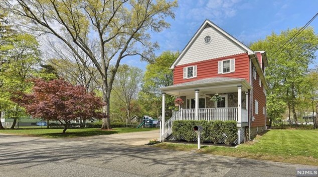 26 Grandview Ave, Oakland, NJ 07436