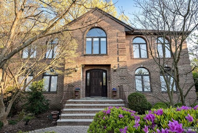290 Skylark Ct, Paramus, NJ 07652-1500