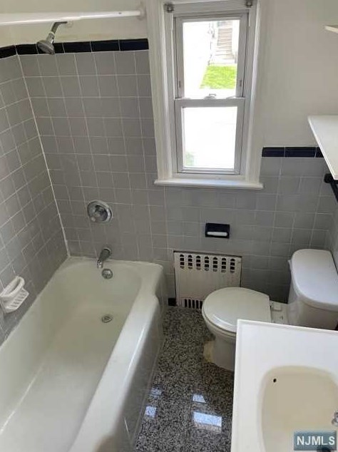 416 6th St #2nd Fl, Palisades Park, NJ 07650
