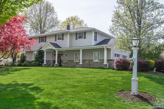 779 Albemarle St, Wyckoff, NJ 07481-1075
