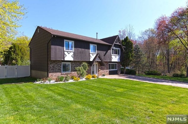 15 E Sterling St, Wharton, NJ 07885