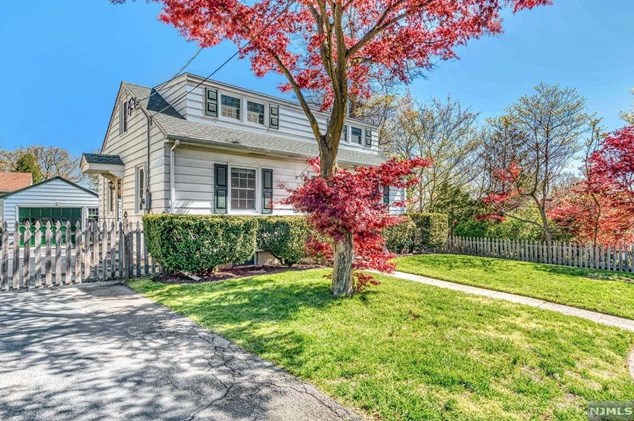 25 Miedama Pl, Midland Pk, NJ 07432-1611