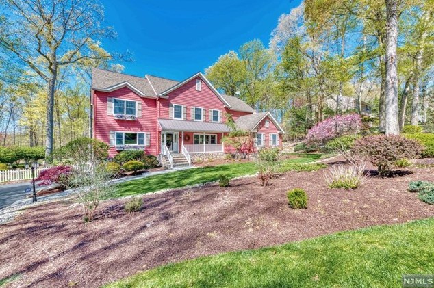 70 Woodcrest Dr, Westwood, NJ 07677