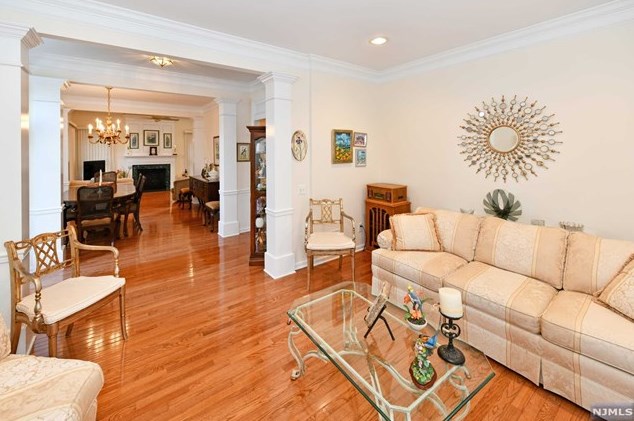 8 Thistle Dr, Paramus NJ  07652-1331 exterior