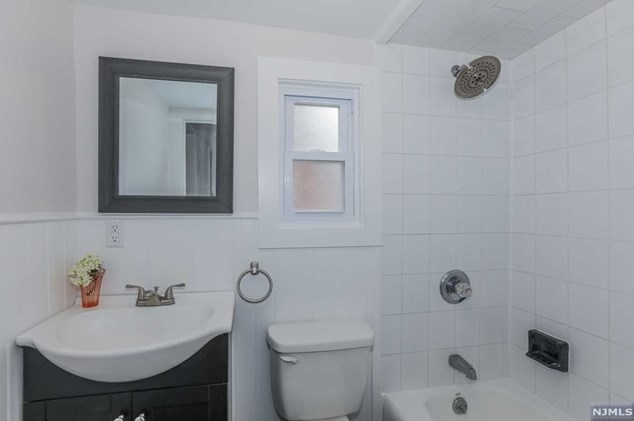 805 Hudson Ave, Secaucus NJ  07094-3319 exterior