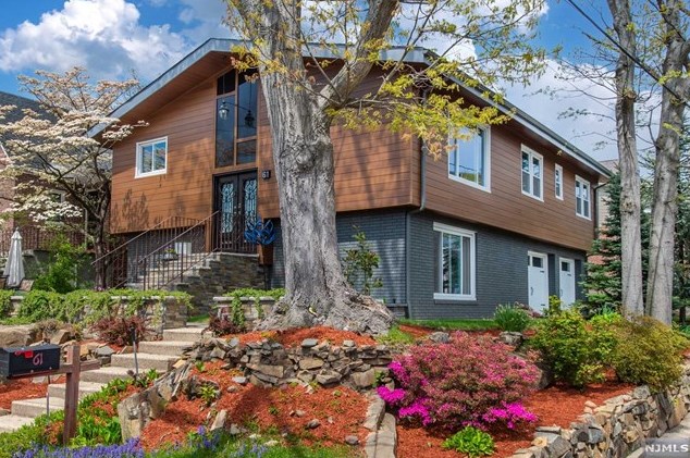 61 Virginia Ave, West Fort Lee, NJ 07024-6418