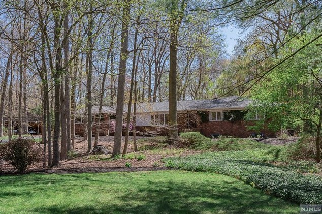 90 Helen Ct, Franklin Lakes, NJ 07417