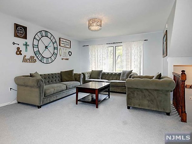 40 Canterbury Ln, N Milford, NJ 07646