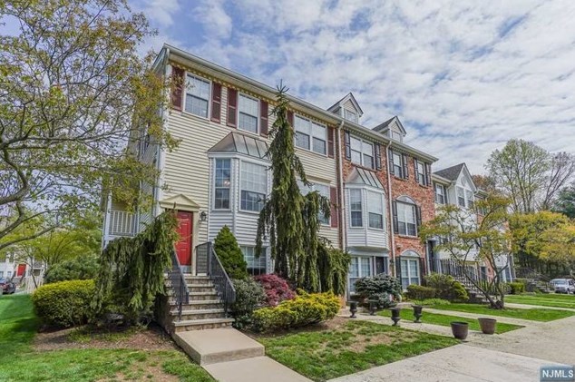 785 Sassafras Ct, Mahwah, NJ 07430