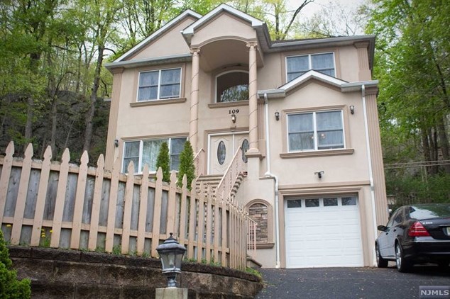 109 Truman Blvd, Oakland, NJ 07436