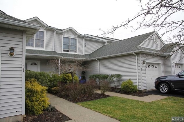 41 Foxwood Sq N, Westwood, NJ 07675