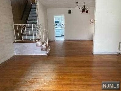 55 Front St, North Arlington, NJ 07031-5823