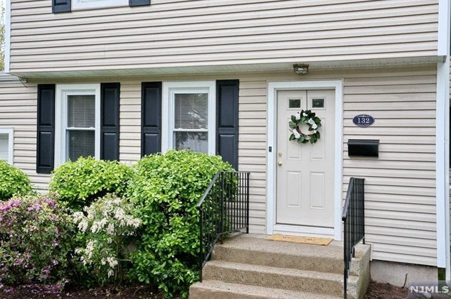 132 Lincoln Pl, Waldwick, NJ 07463-2130