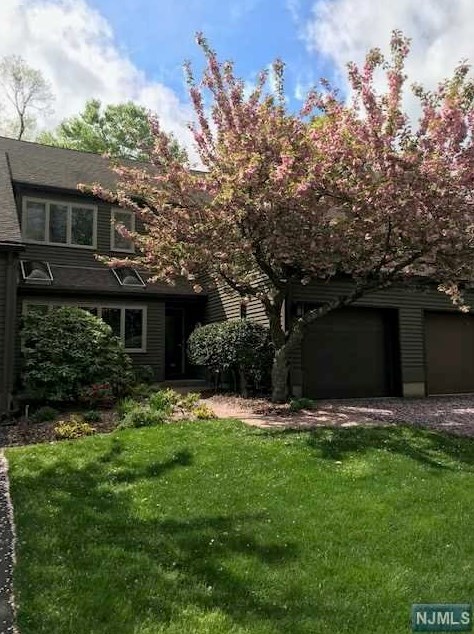 32 N Bayard Ln, Mahwah, NJ 07430